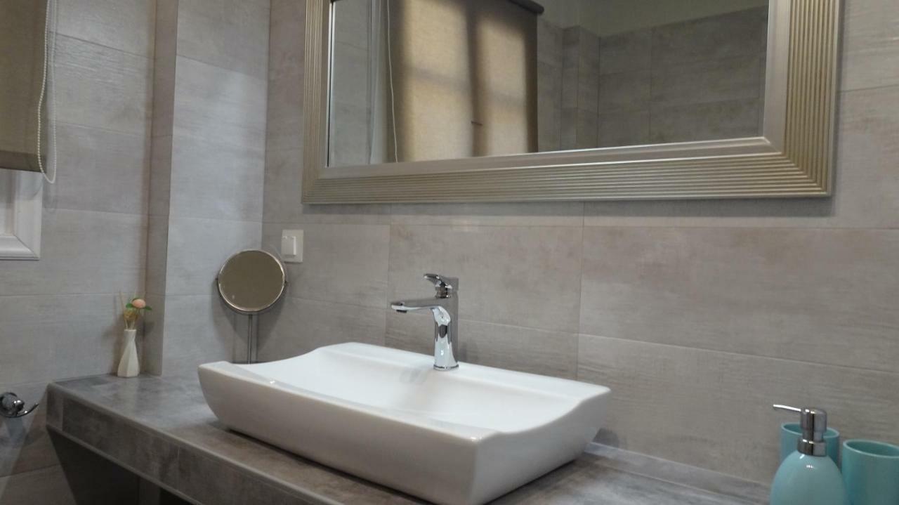 Elegant And Comfortable Apartment In The City Center แอร์มูโปลี ภายนอก รูปภาพ