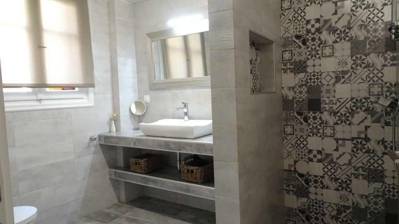 Elegant And Comfortable Apartment In The City Center แอร์มูโปลี ภายนอก รูปภาพ